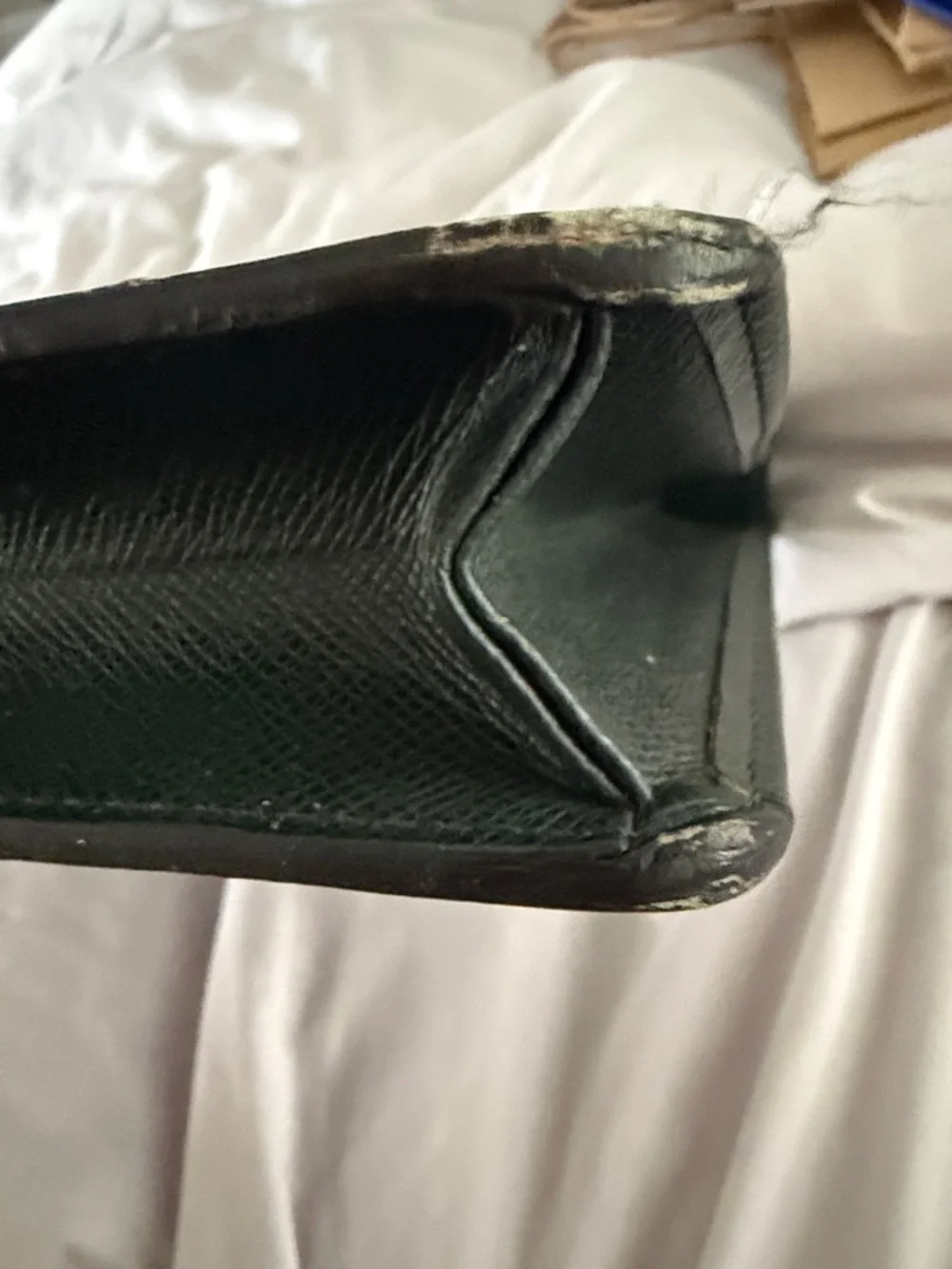 Louis Vuitton - Picture 3 of 8